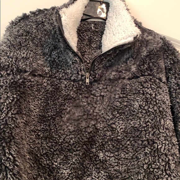 Size small pullover - Picture 2 of 2